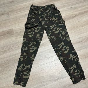Womans size XL camo cargo pants from Almost Famous